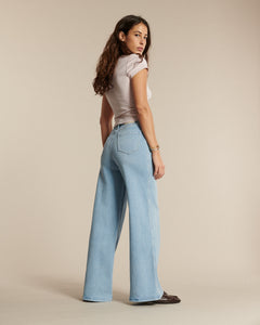 Jean femme en denim léger bleu clair, coupe large et fluide, taille mi-haute, matière 100 % coton offrant un tombé naturel et confortable.