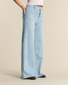 Jean denim bleu clair en coton, coupe large et fluide, offrant un tombé ample et confortable adapté à toutes les morphologies féminines.