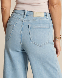 Jean femme en denim bleu clair 100 % coton avec coupe large et confortable, adapté à toutes les morphologies pour un style décontracté et moderne.