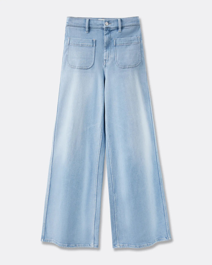 Jean femme en denim bleu clair, coupe large et fluide, tissu en coton léger et confortable, idéal pour un style décontracté et estival.