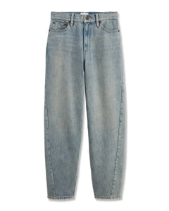 Jean femme en denim bleu clair légèrement délavé, coupe droite et confortable, en coton 100%, adapté à toutes les morphologies pour un style casual.