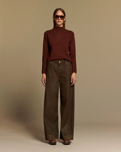 Jean marron en denim 100% coton avec coupe large et fluide, s'adaptant à toutes les morphologies, idéal pour un style décontracté et élégant au quotidien.