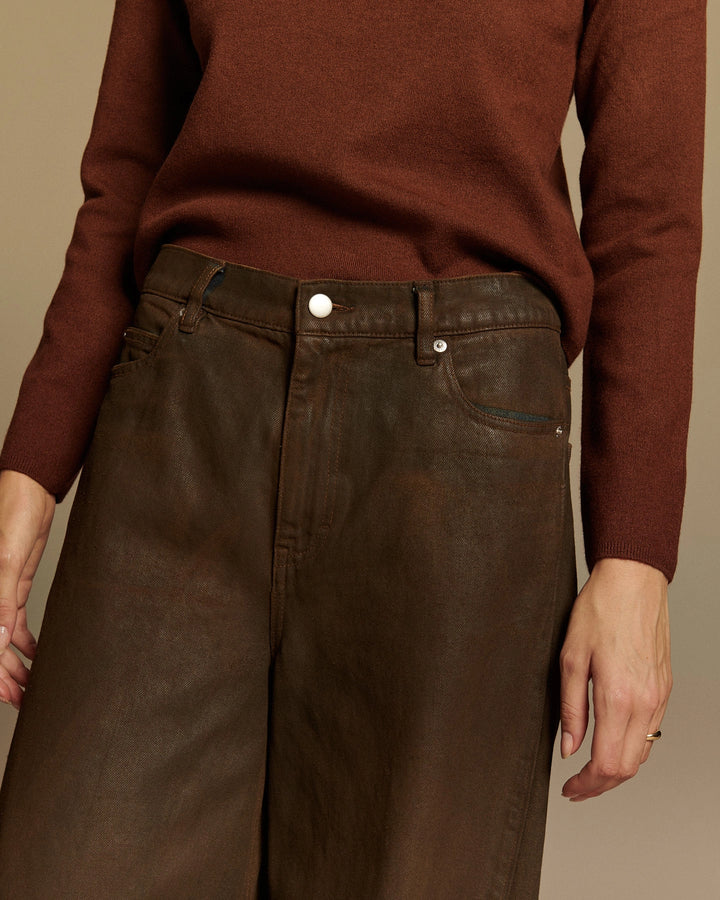 Jean pour femme en denim marron glossy, coupe large et taille moyenne, en coton, offrant un style décontracté et adapté à toutes les morphologies.