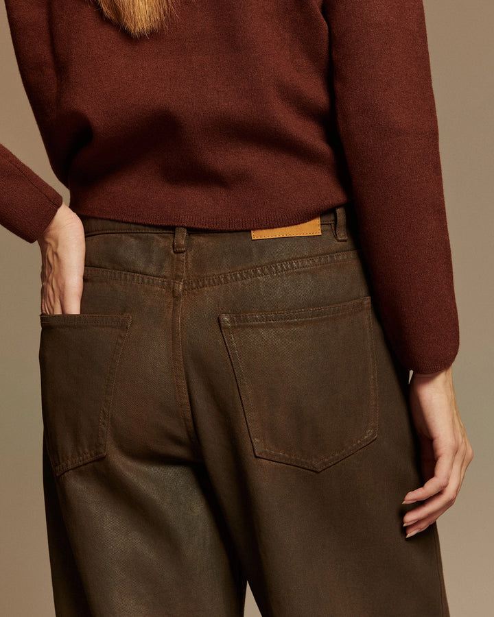 Jean femme en denim 100% coton marron glossy avec coupe ballon, taille moyenne, et finition lisse légèrement brillante adaptée à toutes morphologies.