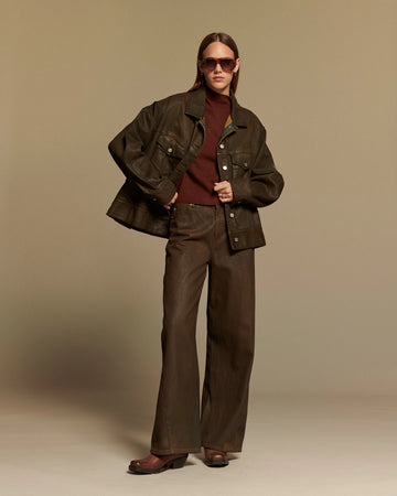 Jean femme marron en denim 100% coton avec coupe large et droite, adapté à toutes les morphologies, parfait pour un style décontracté et élégant.