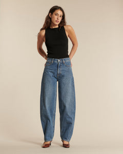 Jean femme en denim 100% coton de couleur bleu ash, coupe barrel, s'adaptant à toutes les morphologies pour un confort au quotidien.