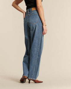 Jean femme en denim bleu ash, coupe droite et ample, fabriqué en coton, adapté à toutes les morphologies pour un style décontracté et élégant.