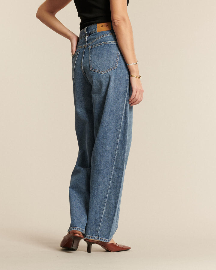 Jean femme en denim bleu ash, coupe droite et ample, fabriqué en coton, adapté à toutes les morphologies pour un style décontracté et élégant.