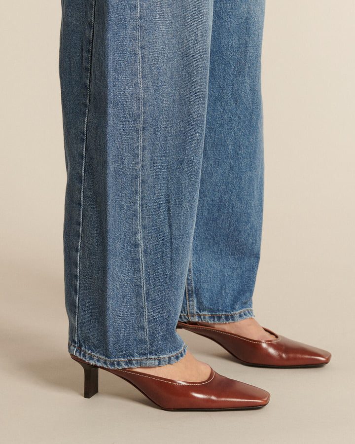 Jean femme en denim bleu clair, coupe droite large, matière 100% coton, tombant élégant et fluide adapté à toutes les morphologies.