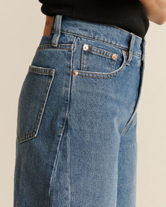Jean en denim bleu ash, coupe droite avec tissu 100% coton, conçu pour offrir un confort optimal et s'adapter à toutes les morphologies féminines.