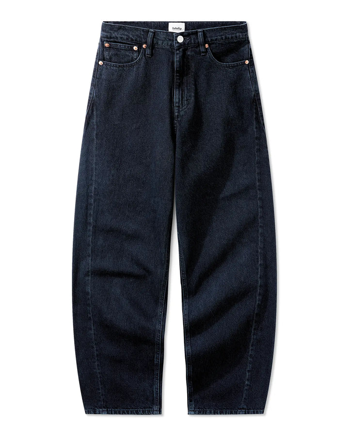 Jean femme en denim 100% coton de couleur bleu foncé, coupe barrel large et confortable, adapté à toutes les morphologies pour un style moderne et décontracté.
