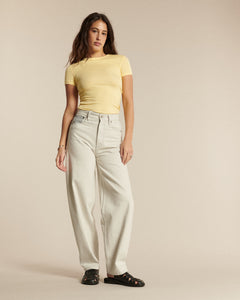 Jean pour femme en denim 100 % coton, couleur naturelle non teintée, coupe large et barrel avec une taille haute adaptée à toutes les morphologies.
Porté par le mannequin de face