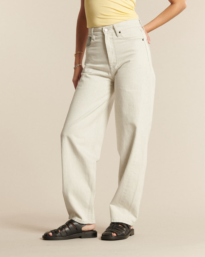 Jean pour femme en denim non teint blanc cassé, coupe large barrel , tissu 100 % coton, idéal pour toutes les morphologies avec un style décontracté et moderne.
Porté par le mannequin de face