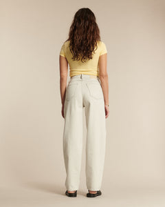Jean femme en denim 100 % coton non teinté couleur granit clair, coupe barrel ample et confortable adaptée à toutes les morphologies.
Porté par le mannequin de dos