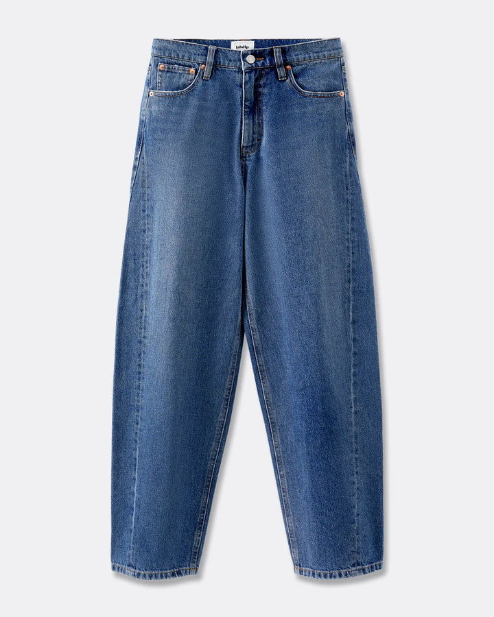 Jean en denim 100 % coton de couleur bleu cendré, coupe barrel, offrant un confort adapté à toutes les morphologies féminines.