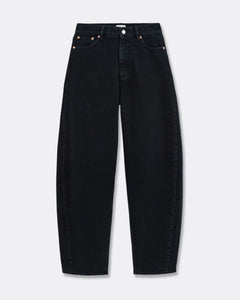Jean en denim noir foncé 100 % coton avec coupe barrel, taille haute et ajustement décontracté, conçu pour s'adapter à toutes les morphologies féminines.