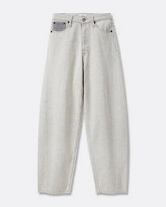 Jean pour femme en denim non teinté couleur granit clair, coupe barrel légèrement ample avec taille haute et poche en contraste gris foncé.