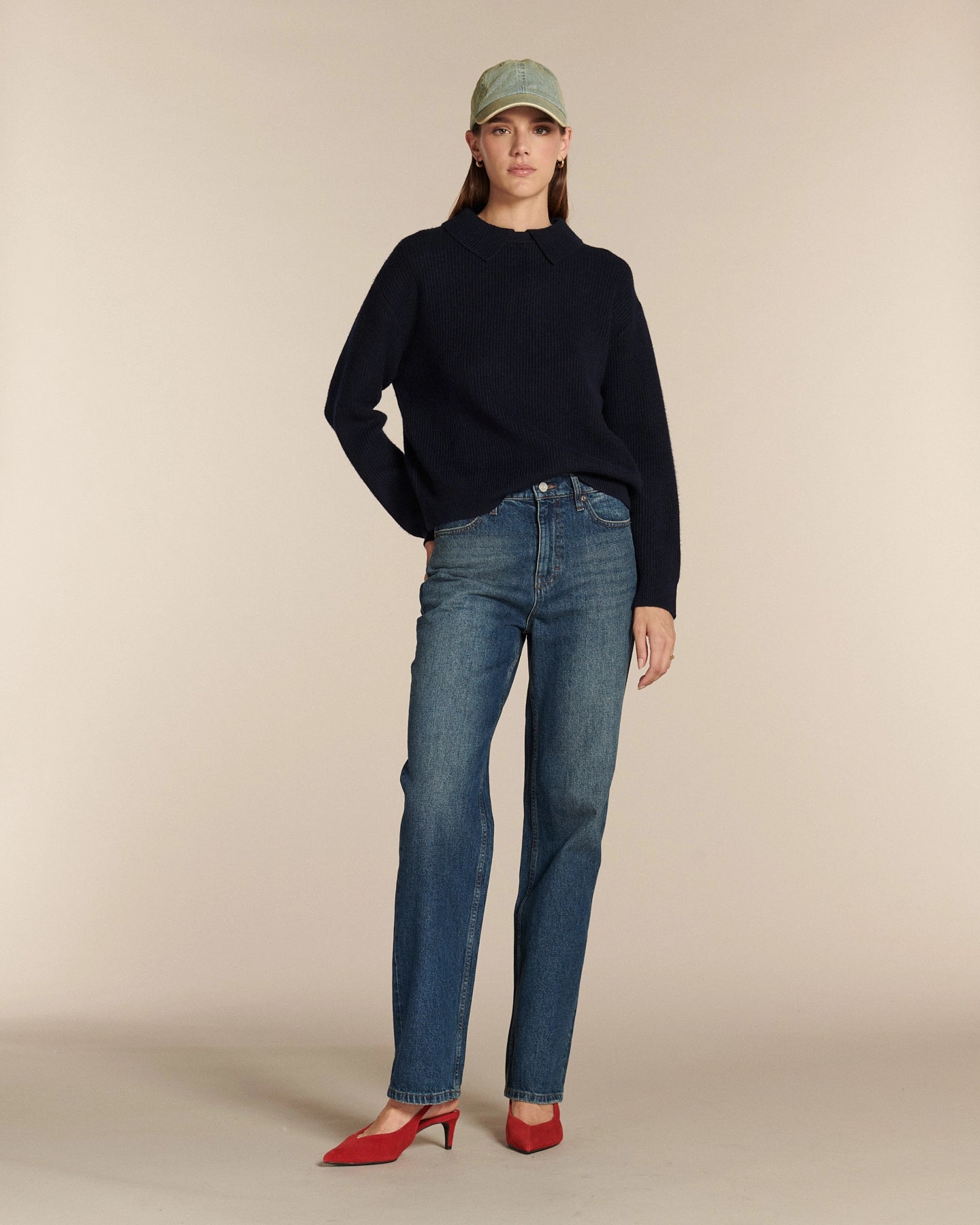 Jean droit en denim bleu moyen avec légère décoloration, coupe classique ajustée à la taille et aux hanches, tissu en coton confortable, idéal pour femme.