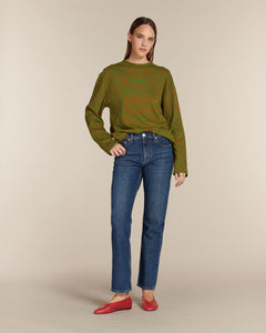Jean droit pour femme en denim bleu stone, coupe taille moyenne, 100 % coton, offrant un ajustement confortable et moderne adapté à toutes les morphologies.