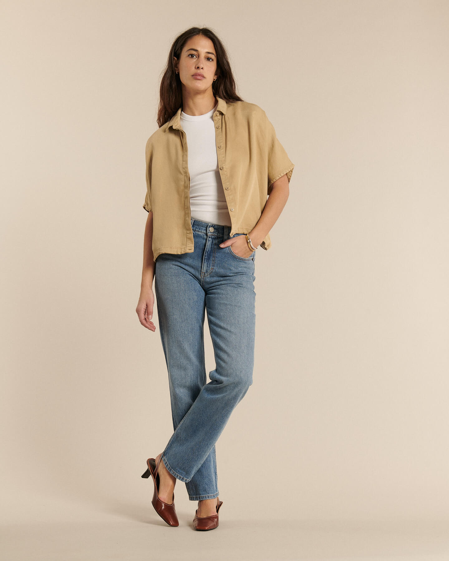 Jean en denim stone fade clair, coupe droite classique et ajustée, confection 100% coton, offrant un tombé naturel et confortable pour femme.