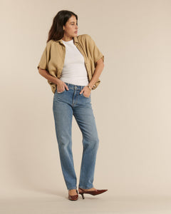Jean droit en denim stone fade bleu clair, coupe classique ajustée, matière en coton confortable, idéal pour toute morphologie féminine.