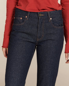Jean droit en denim bleu foncé 100% coton avec coupe ajustée et taille moyenne, idéal pour femmes cherchant un pantalon confortable et élégant.