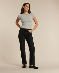 Jean femme en denim noir charbon, coupe droite et ajustée, matière en coton épais offrant un confort optimal et s'adaptant à toutes les morphologies.