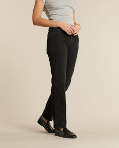 Jean femme en denim charbon noir, coupe droite ajustée, tissu 100% coton avec une finition mate, conçu pour s'adapter à toutes les morphologies.