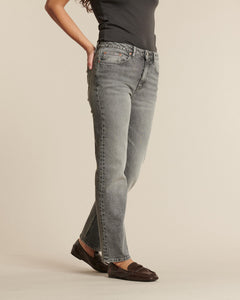 Jean femme en denim gris clair à coupe droite, matière 100 % coton, offrant un tombé naturel et une silhouette élégante adaptable à toutes morphologies.
