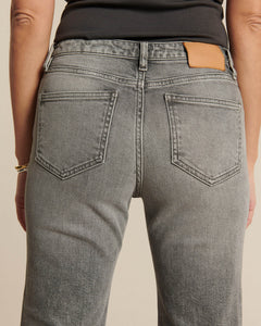 Jean denim gris clair en coton, coupe droite ajustée, conçu pour épouser toutes les morphologies féminines avec confort et style.