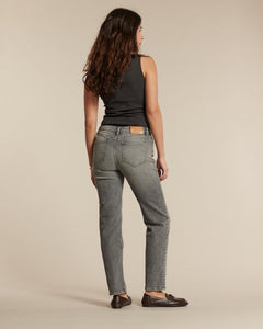 Jean en denim gris clair avec coupe droite, matière en coton offrant un tombé confortable, idéal pour toutes les morphologies féminines.