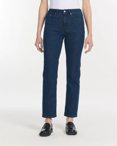 Jean pour femme en denim brut bleu foncé, coupe droite et ajustée, fabriqué en coton, parfait pour s’adapter à toutes les morphologies.