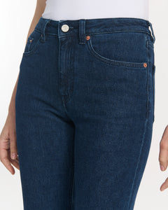 Jean femme en denim brut bleu foncé, coupe droite ajustée, tissu 100 % coton offrant un tombé élégant et confortable adapté à toutes les morphologies.