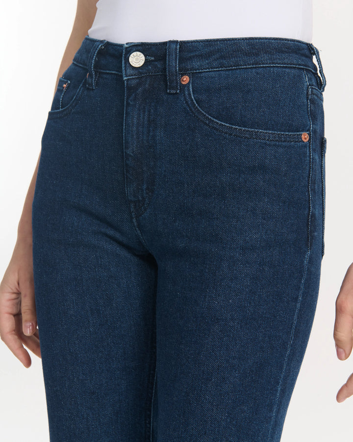 Jean femme en denim brut bleu foncé, coupe droite ajustée, tissu 100 % coton offrant un tombé élégant et confortable adapté à toutes les morphologies.