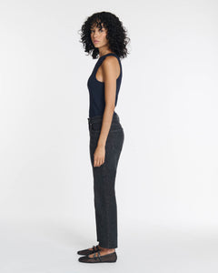 Jean droit pour femme en denim sombre gris foncé, coupe ajustée au niveau des hanches et des jambes, matière en coton offrant confort et tenue parfaite.