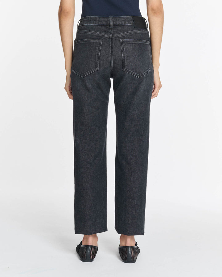 Jean femme en denim gris foncé, coupe droite légèrement ample, tissu 100% coton, conçu pour s’adapter à toutes les morphologies avec un style moderne et confortable.