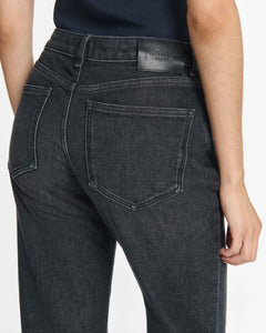 Jean droit en denim 100 % coton couleur gris foncé avec une coupe ajustée et une taille mi-haute, conçu pour s’adapter à toutes les morphologies féminines.