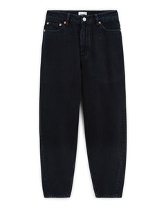 Jean ballon en denim noir foncé 100 % coton avec coupe ample et taille haute, idéal pour femme recherchant confort et style moderne.