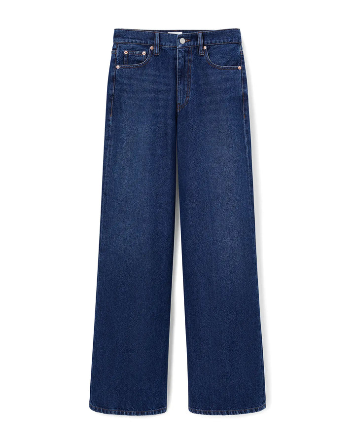 Jean droit long en denim bleu stone, 100% coton, avec une coupe classique qui s’adapte à toutes les morphologies pour un confort optimal au quotidien.
Jean droit large SULLY présenté seul, vue de face.