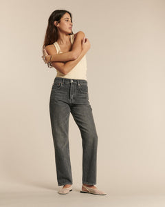 Jean droit en denim gris poussière, coupe classique et confort ajusté, idéal pour toutes les morphologies avec un tissu 100% coton de qualité.