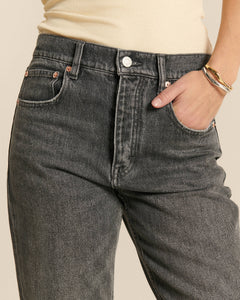 Jean droit en denim 100 % coton de couleur gris poussière avec une coupe classique pour femme, offrant un style confortable qui s’adapte à toutes les morphologies.