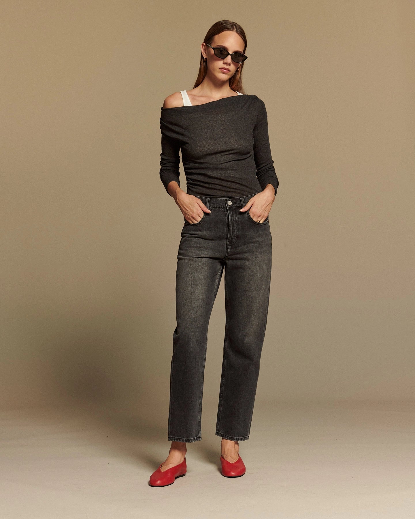 Jean droit en denim 100% coton de couleur kohl, coupe moyenne ajustée, offrant une silhouette élégante et polyvalente adaptée à toutes les morphologies.