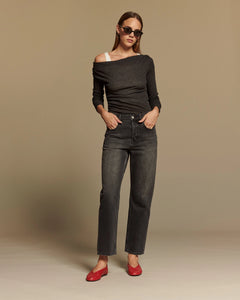 Jean droit en denim 100% coton de couleur kohl, coupe moyenne ajustée, offrant une silhouette élégante et polyvalente adaptée à toutes les morphologies.