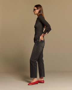 Jean droit en denim 100% coton de couleur noire délavée avec une coupe mi-taille, offrant un style casual et confortable pour femme.