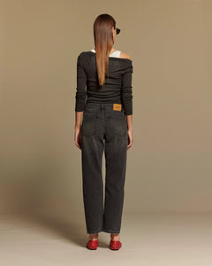 Jean droit en denim 100% coton de couleur anthracite avec une coupe taille moyenne, offrant un confort adapté à toutes les morphologies féminines.