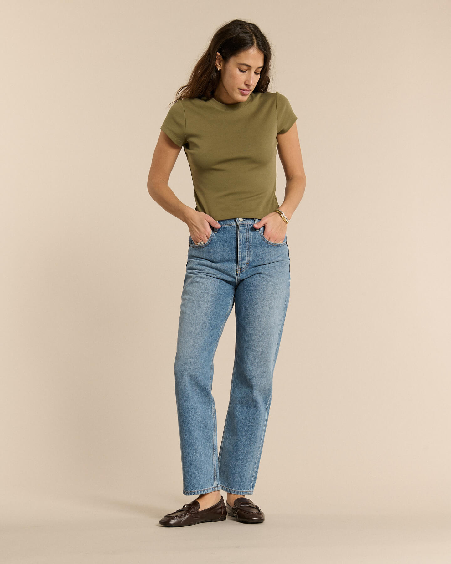 Jean en denim stone fade bleu clair avec coupe droite et taille haute, réalisé en coton, offrant un ajustement confortable et adapté à toutes les morphologies.