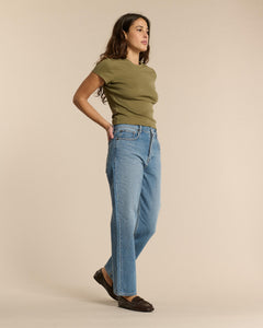 Jean femme en denim bleu clair stone fade, coupe droite avec taille mi-haute, matière 100% coton offrant un tombé naturel et confortable, idéal pour toutes morphologies.