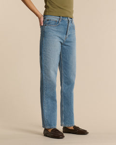 Jean en denim 100 % coton de couleur stone fade, coupe droite confortable, s’adaptant à toutes les morphologies féminines.