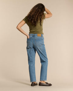 Jean droit en denim bleu stone wash, coupe classique avec une matière 100% coton offrant un tombé naturel et un confort idéal pour toutes les morphologies.