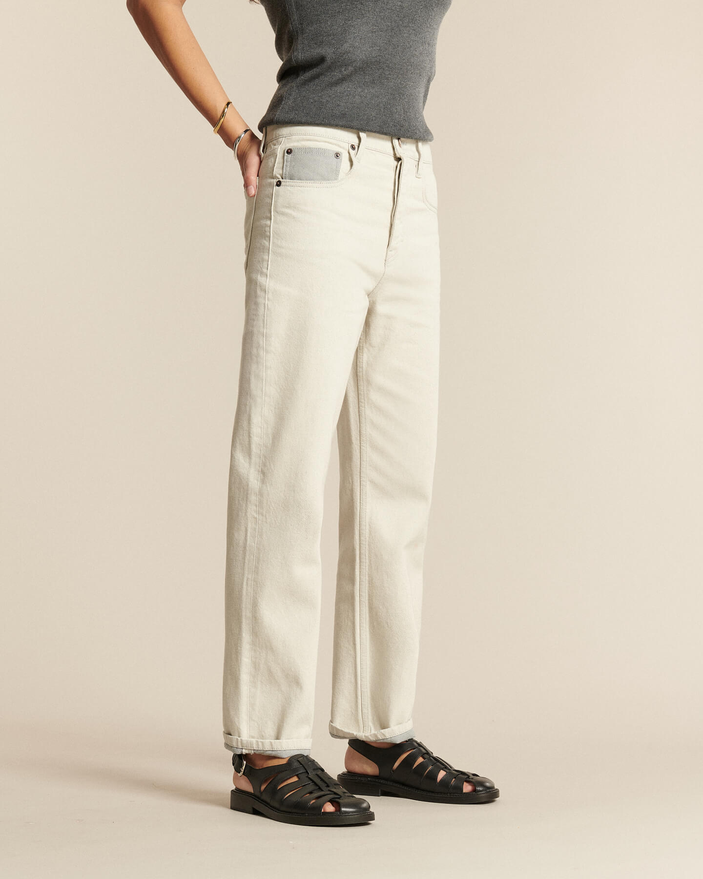 Jean droit en denim 100 % coton non teinté couleur granit clair, coupe ajustée au niveau des hanches et plus ample sur les jambes, parfait pour une morphologie féminine diverse.